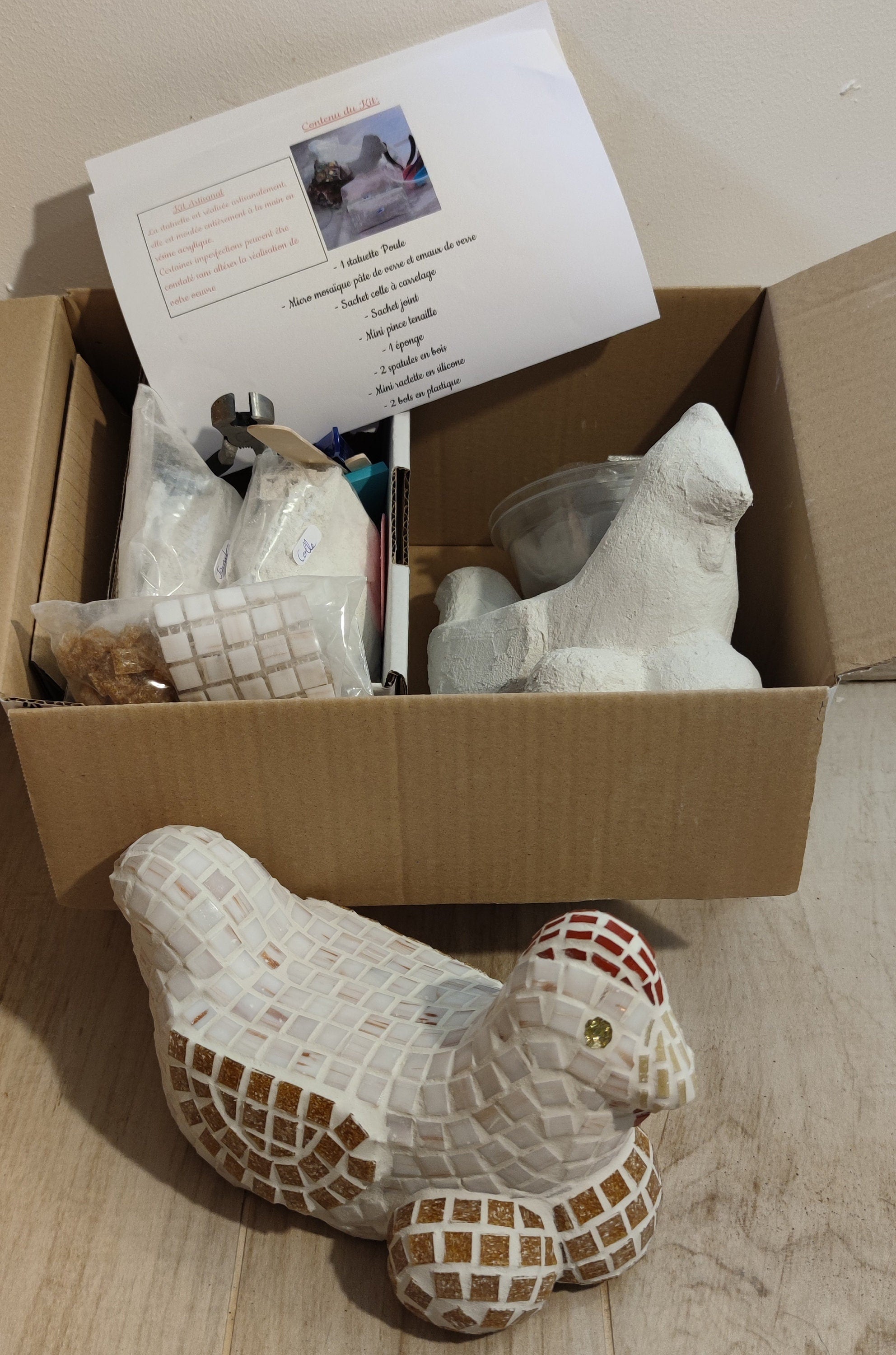 Kit mosaïque Poule blanche. kit mosaïque volume. kit de mosaïque 3D. kit cocotte en mosaïque a faire soi-même. kit créatif artisanal