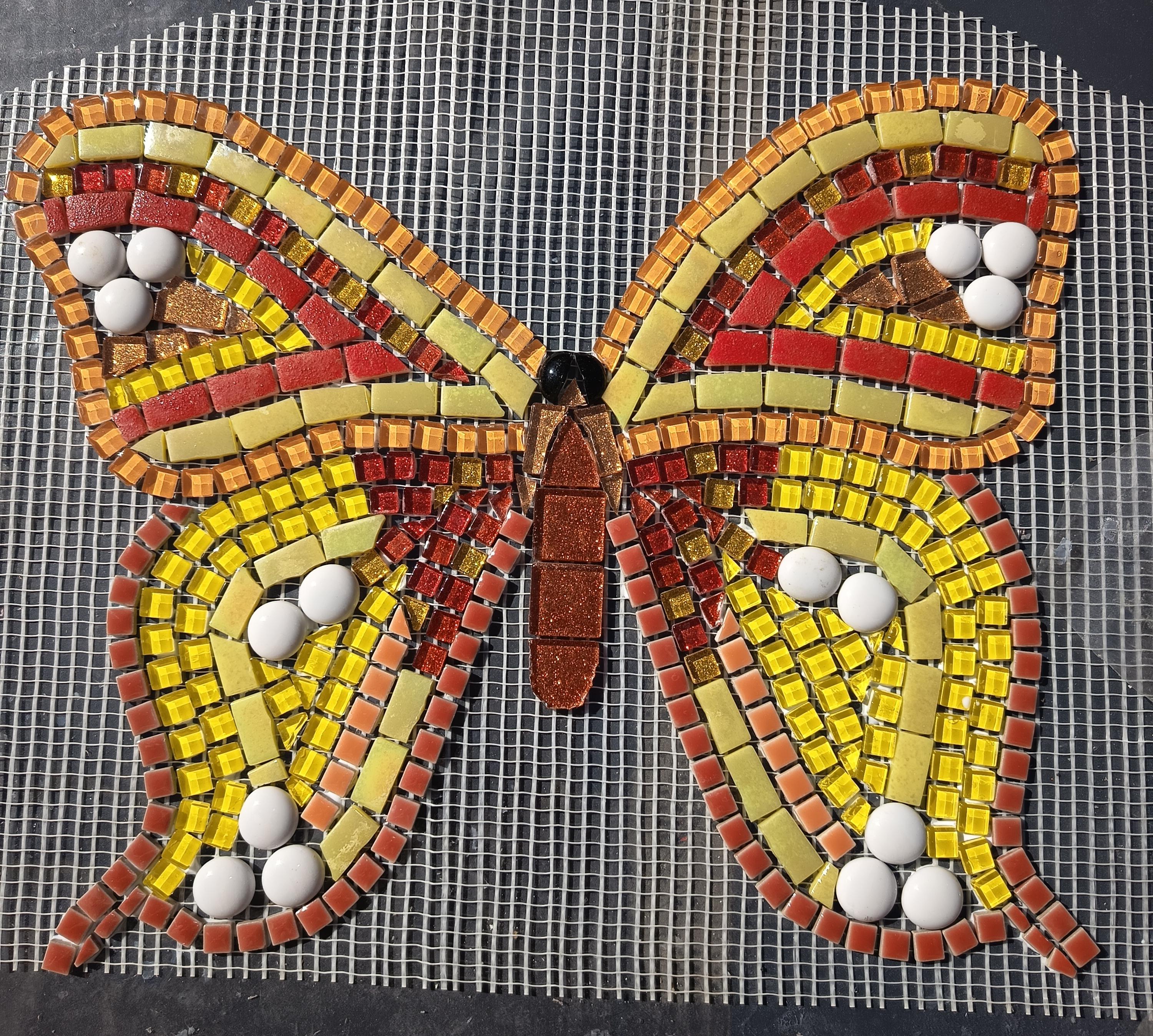 Papillon en mosaïque fait main – Décoration murale colorée jaune rouge et or – Art en verre – Création artisanale unique