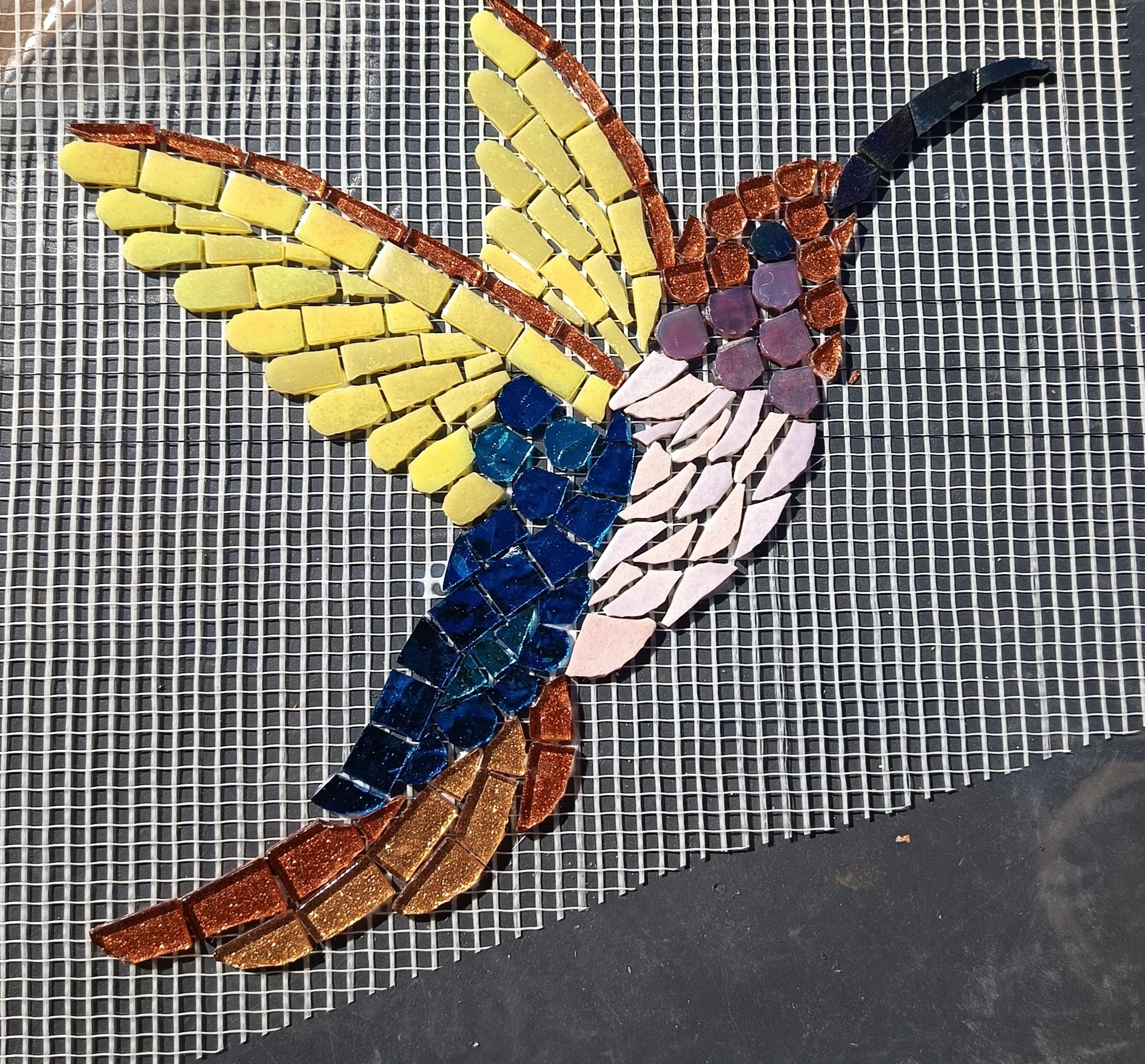 Colibri en mosaïque fait main – Décoration murale colorée en verre – Artisanat unique – Cadeau original nature et oiseaux
