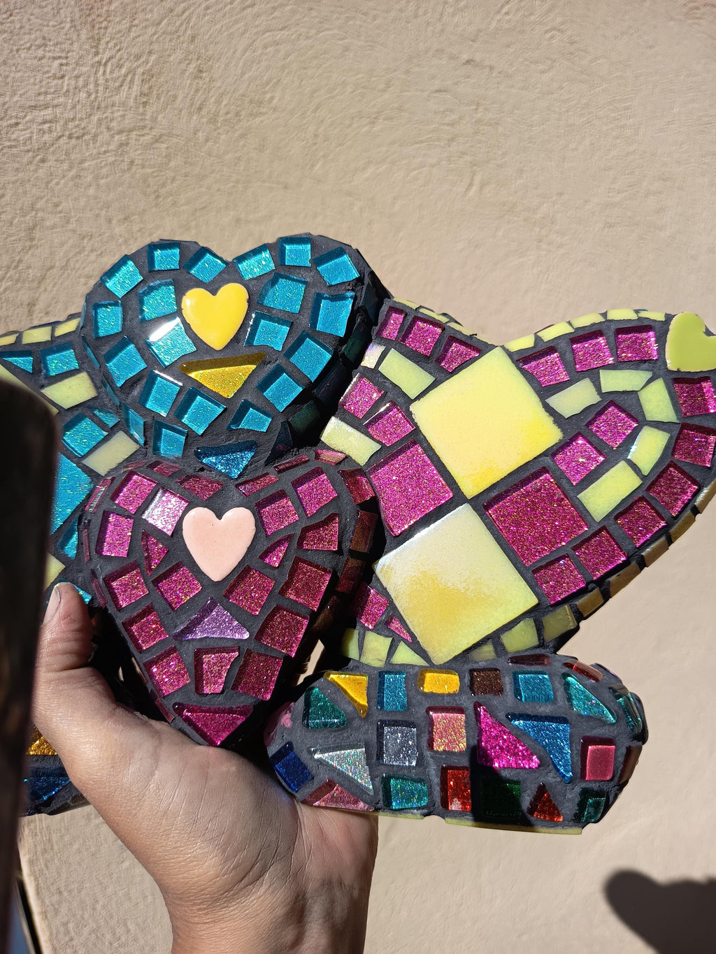 Cœur mosaïque holographique noir & néon – Déco pop arty faite main – Pièce unique scintillante