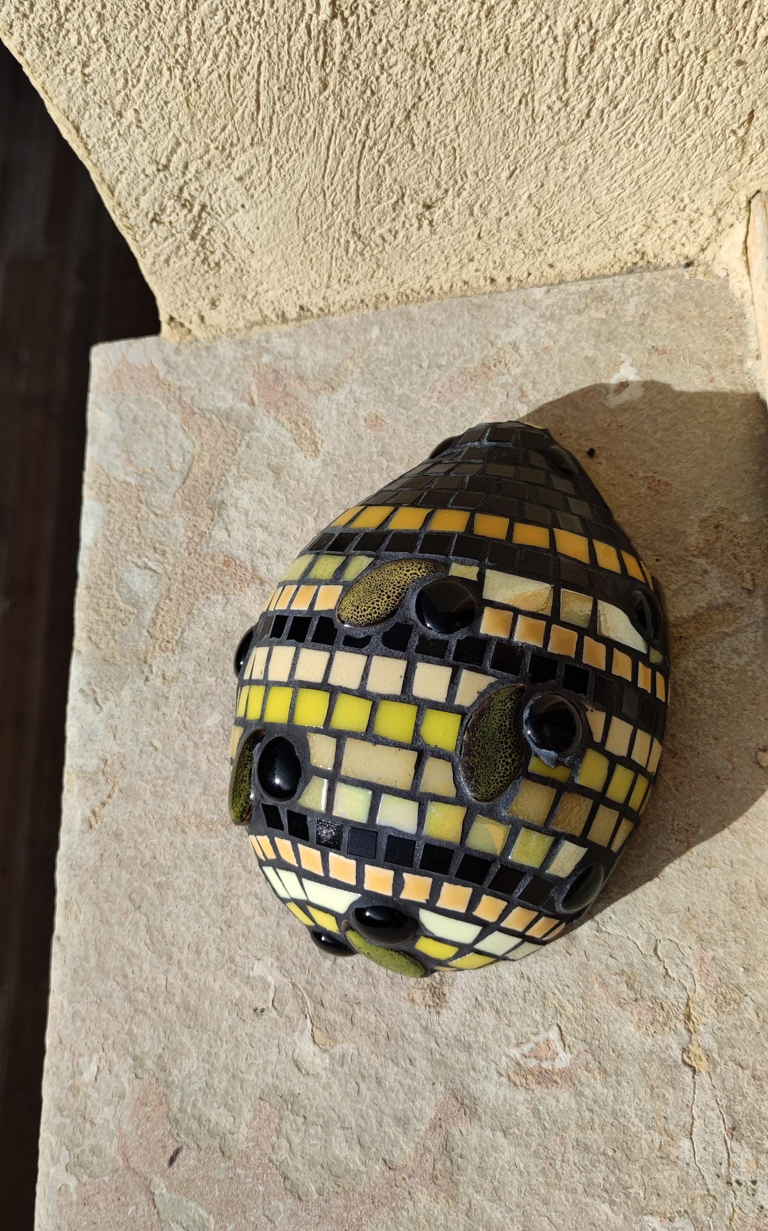 Coccinelle jaune en mosaïque- sculpture extérieur