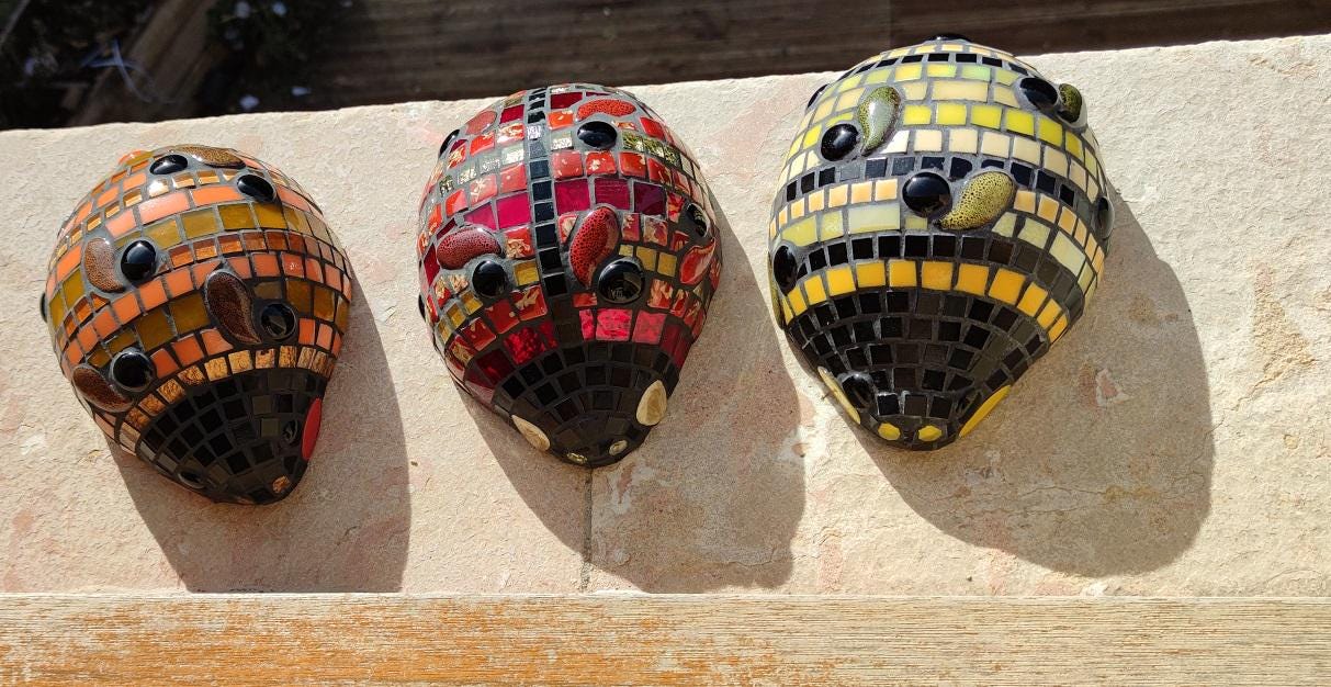 Coccinelle jaune en mosaïque- sculpture extérieur