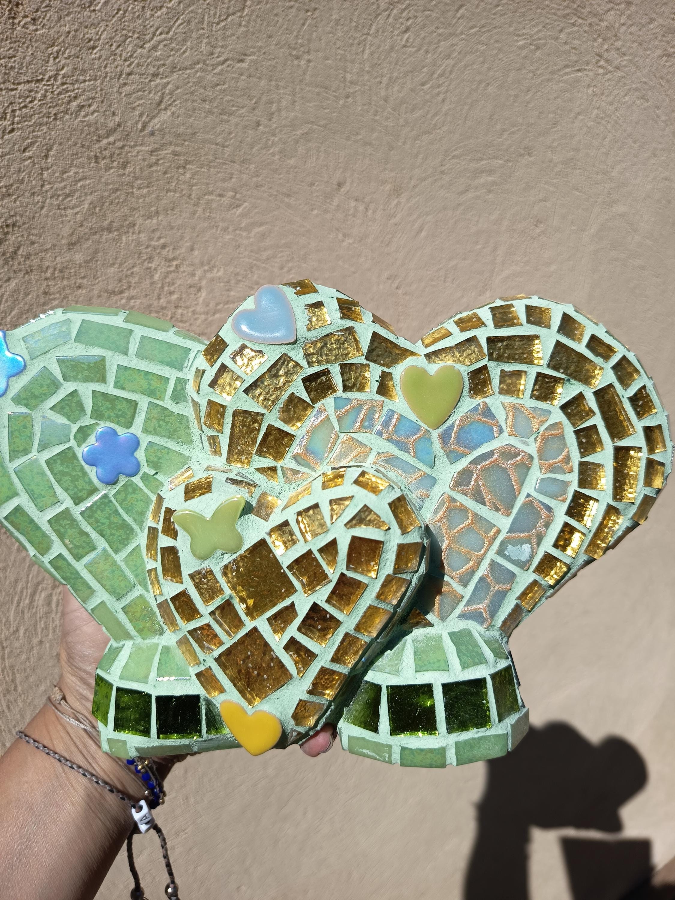 Cœur mosaïque fait main – vert pastel & doré – pièce unique déco bohème