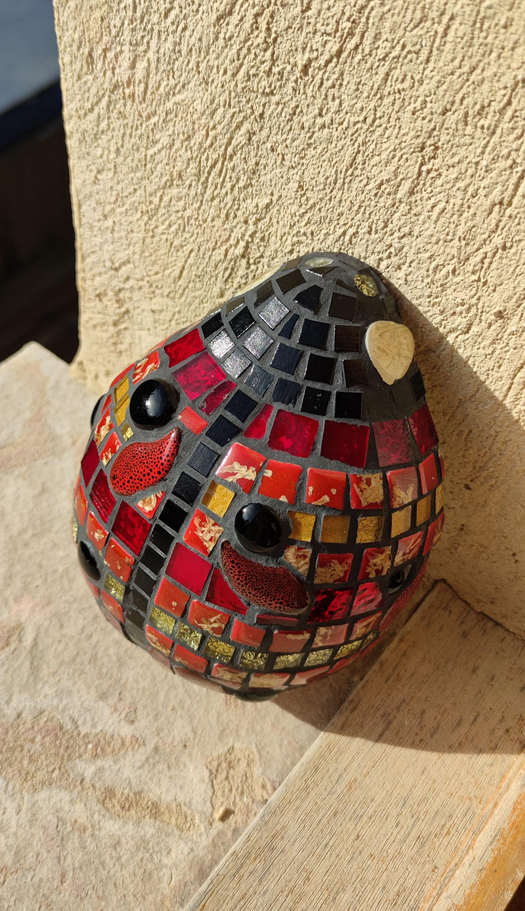 Coccinelle rouge en mosaïque- sculpture extérieur