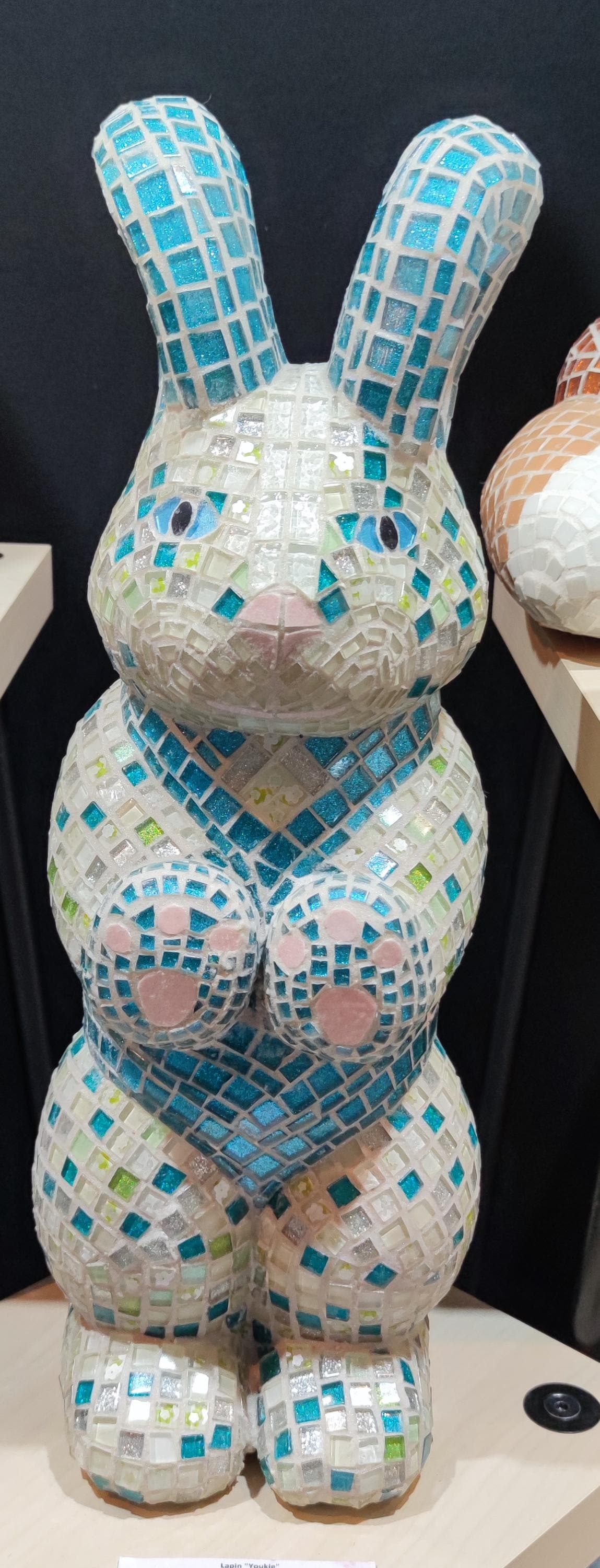 Sculpture lapin en mosaïque & verre – déco jardin ou intérieur – pièce unique fait main