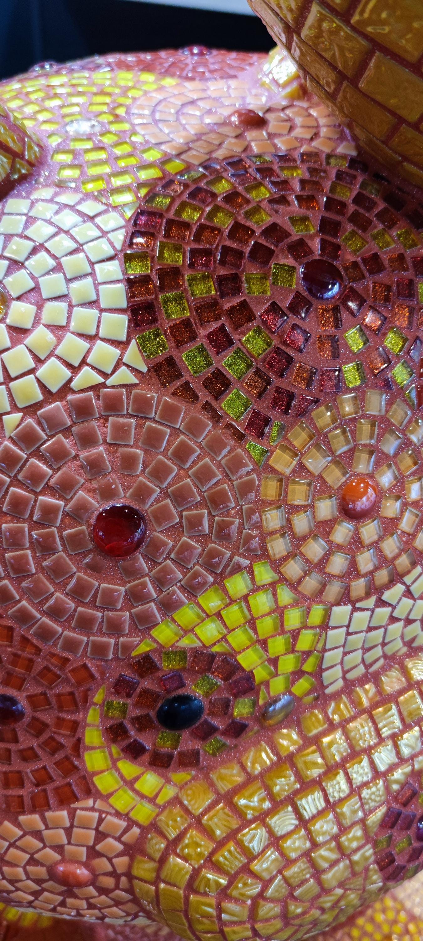 Sculpture mosaïque ours ballon "Joyeux"- art déco fait main en mosaïque & verre – pièce unique pour intérieur / extérieur / jardin