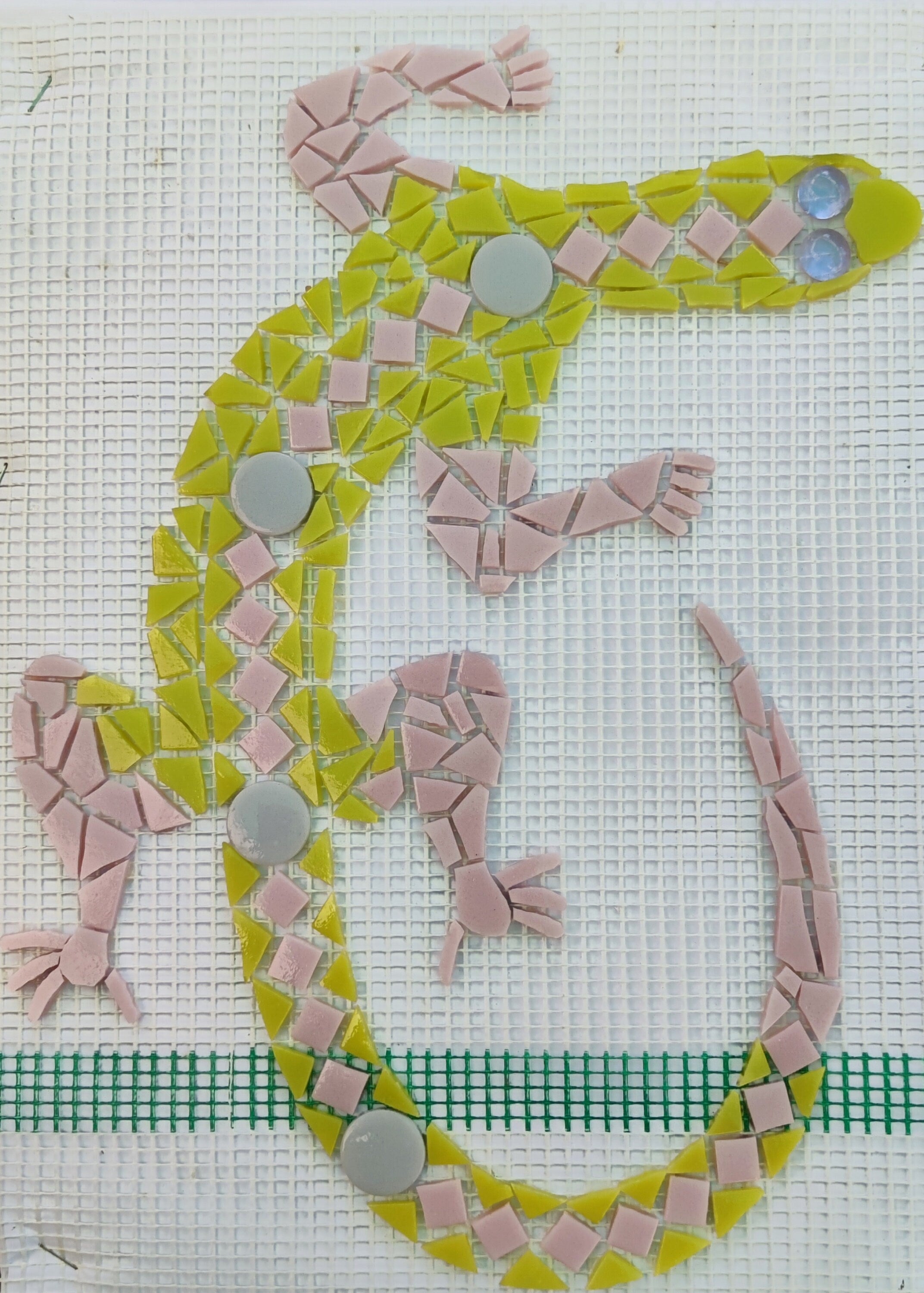 Salamandre en mosaique vert anis et rose
