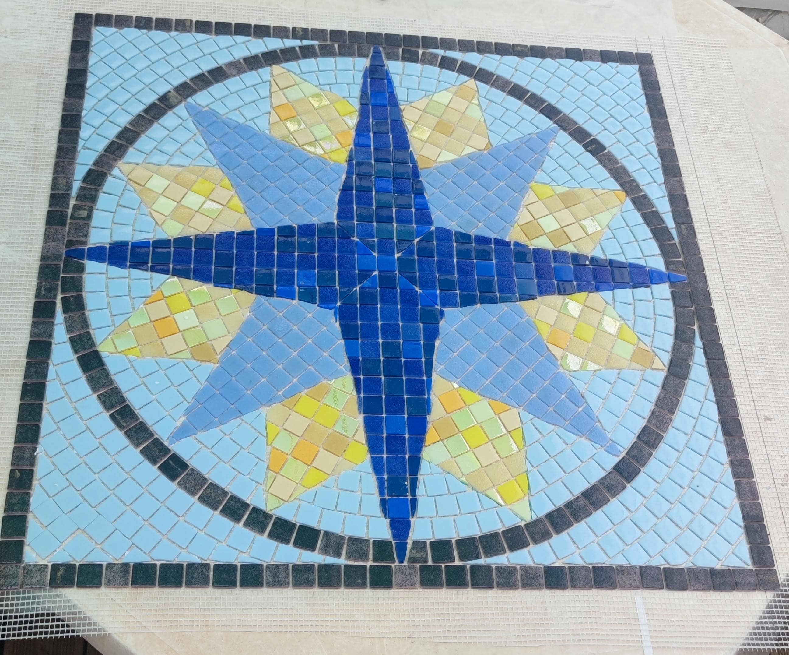 Mosaïque piscine Rose des vents sur filet  sur commande
