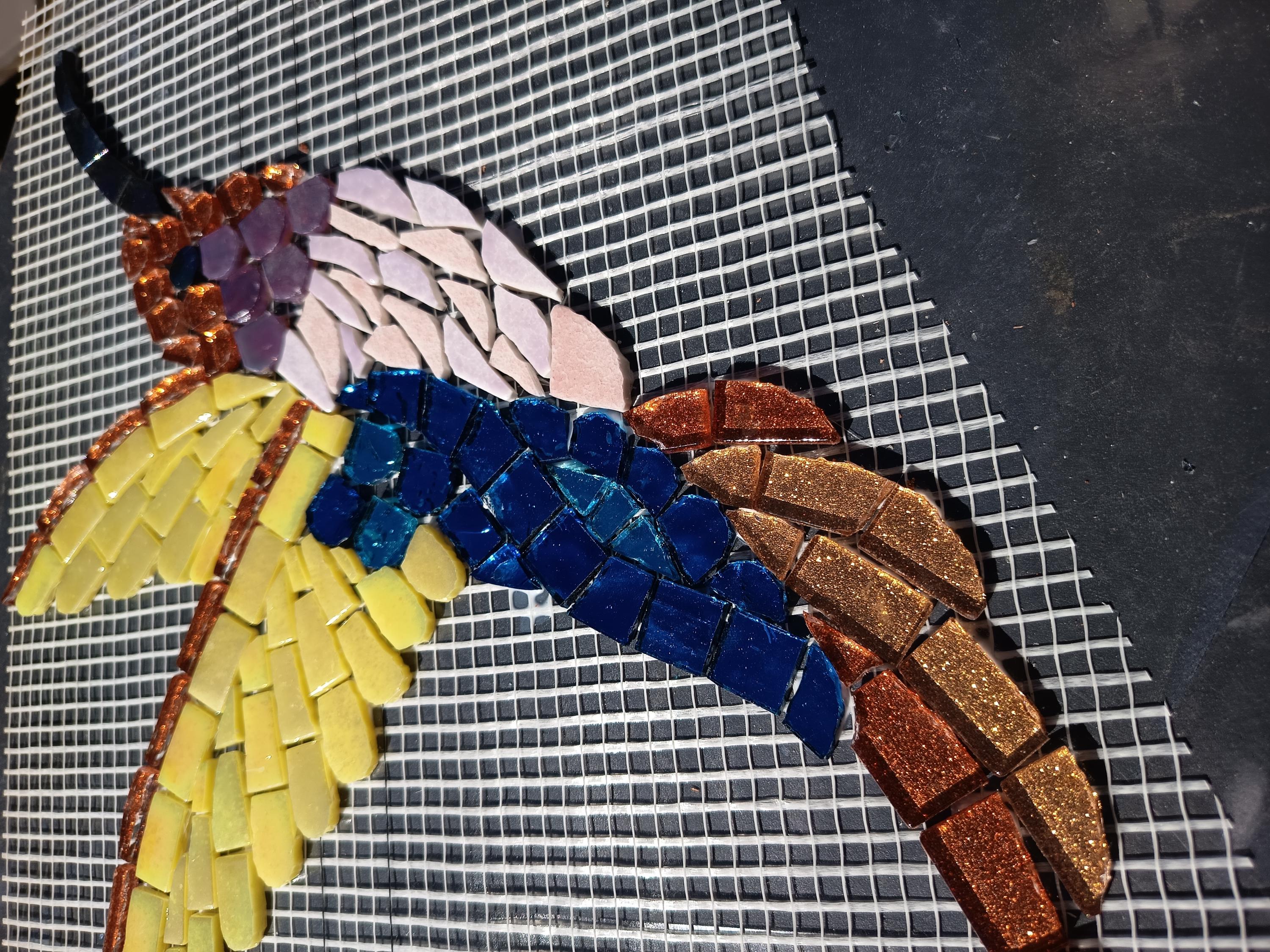 Colibri en mosaïque fait main – Décoration murale colorée en verre – Artisanat unique – Cadeau original nature et oiseaux