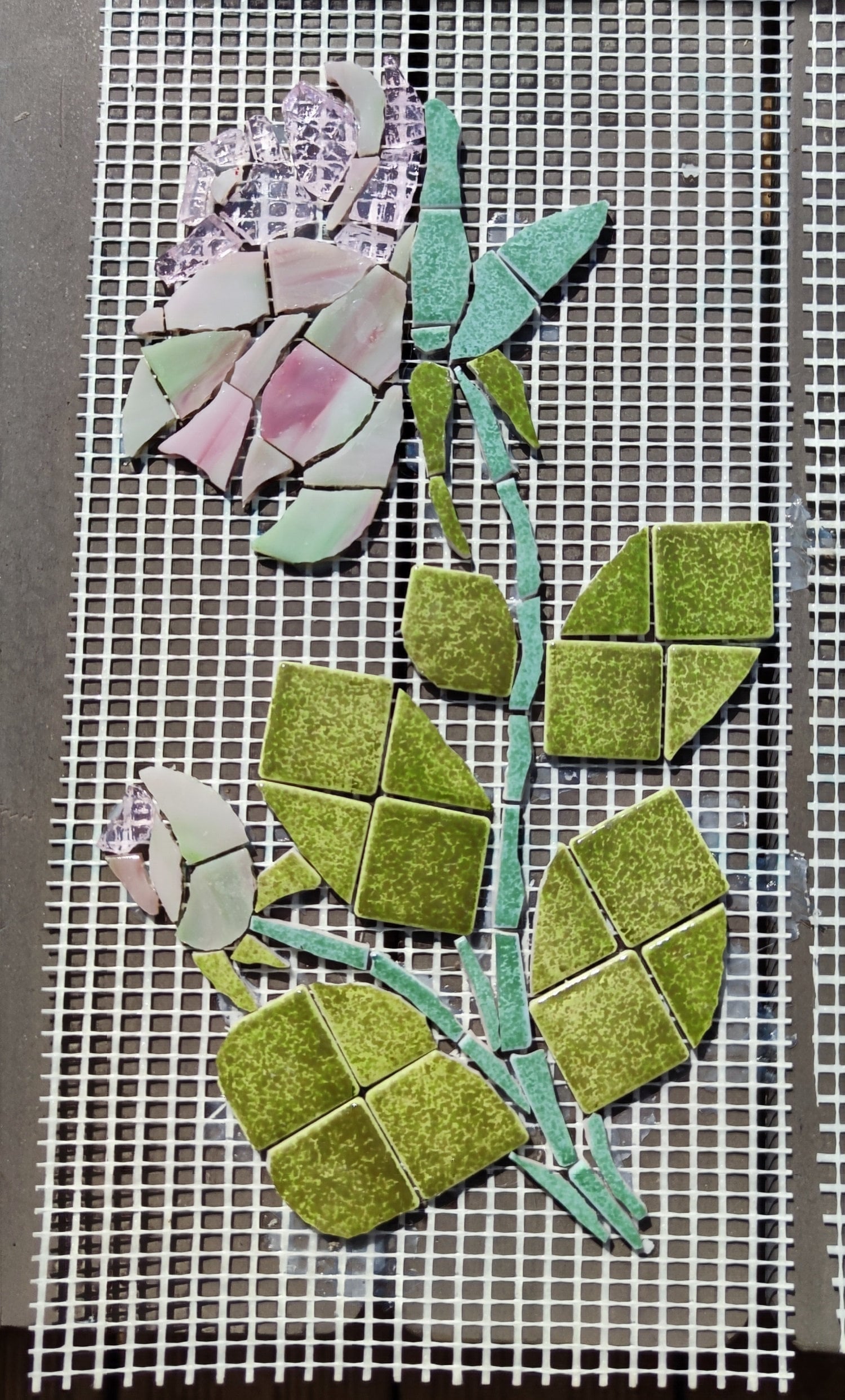 Rose blanche en mosaïque  sur filet -