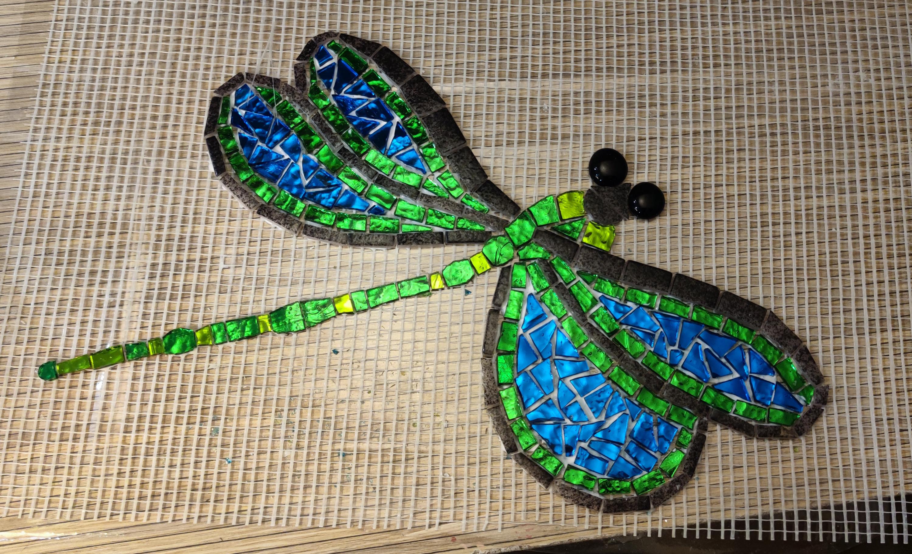 Libellule en mosaique sur filet