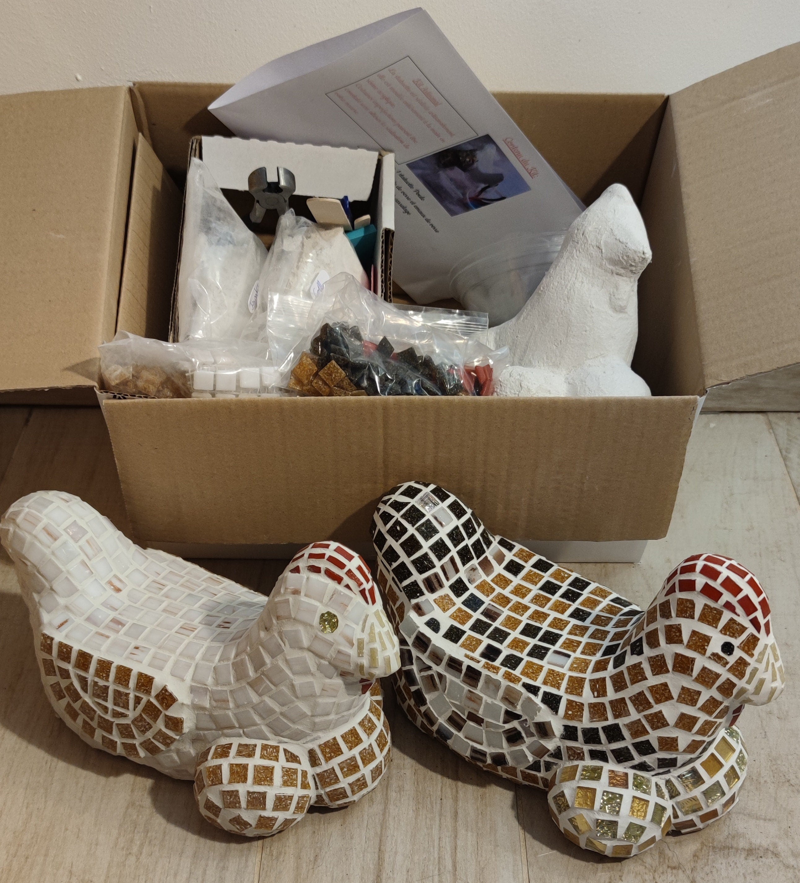 Kit mosaïque Poule blanche. kit mosaïque volume. kit de mosaïque 3D. kit cocotte en mosaïque a faire soi-même. kit créatif artisanal