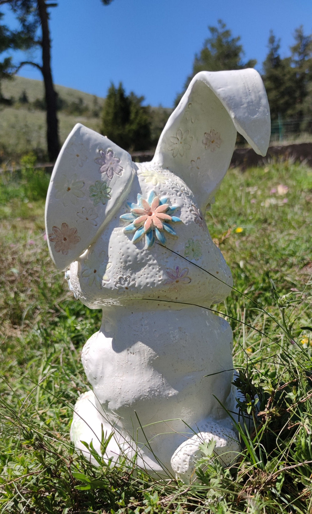 Hase aus weißem Steingut - Keramikhase-Skulptur
