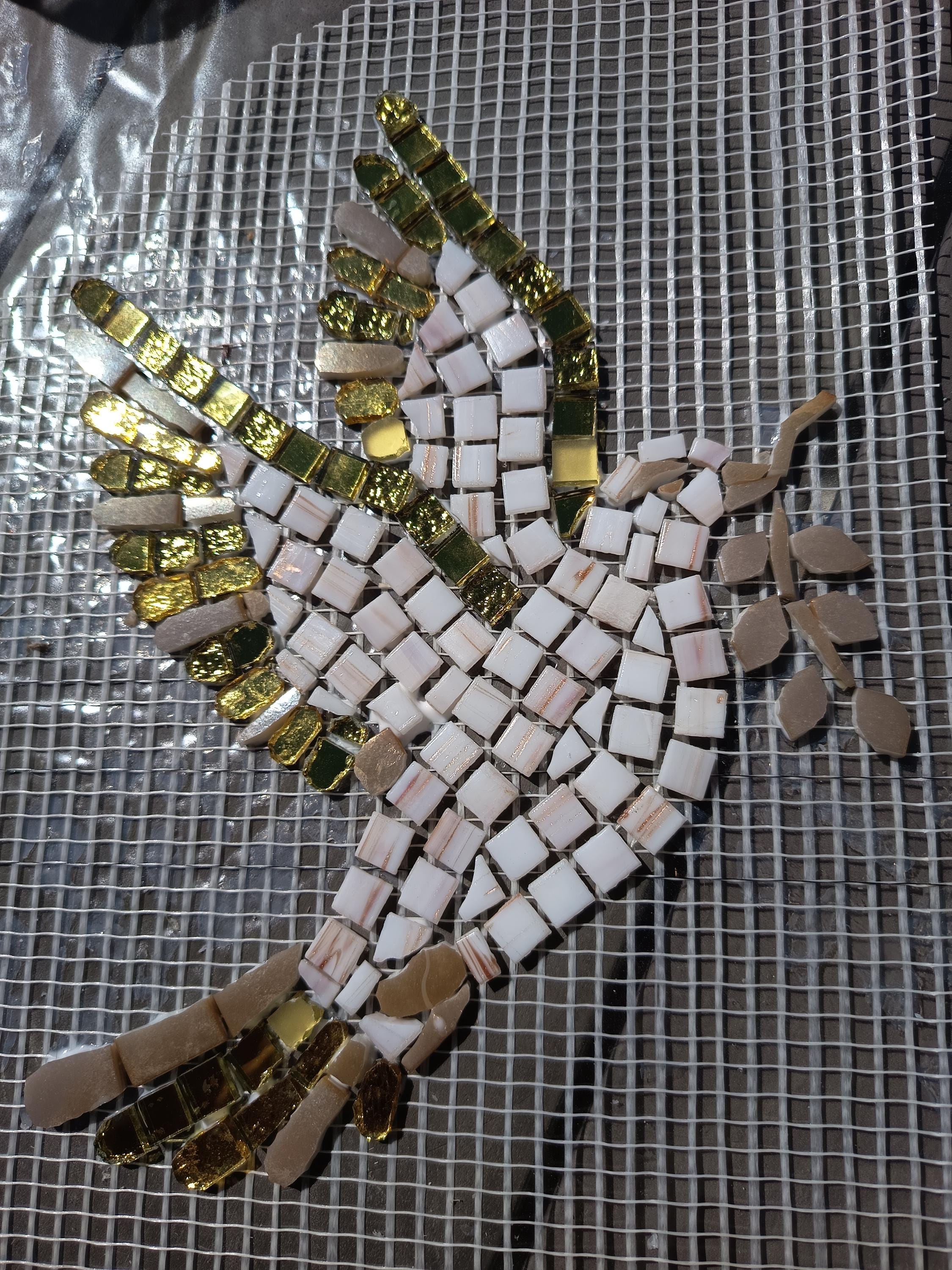Colombe en mosaïque dorée fait main – Oiseau décoratif en verre – Déco murale élégante et lumineuse – Cadeau artisanal unique