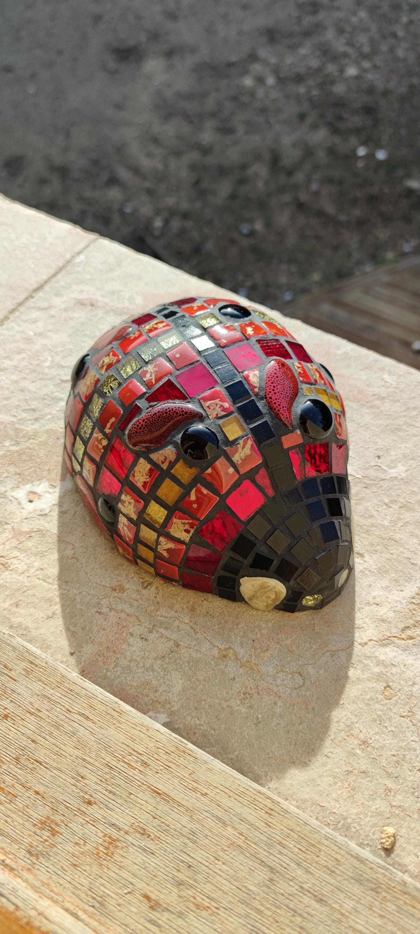 Coccinelle rouge en mosaïque- sculpture extérieur