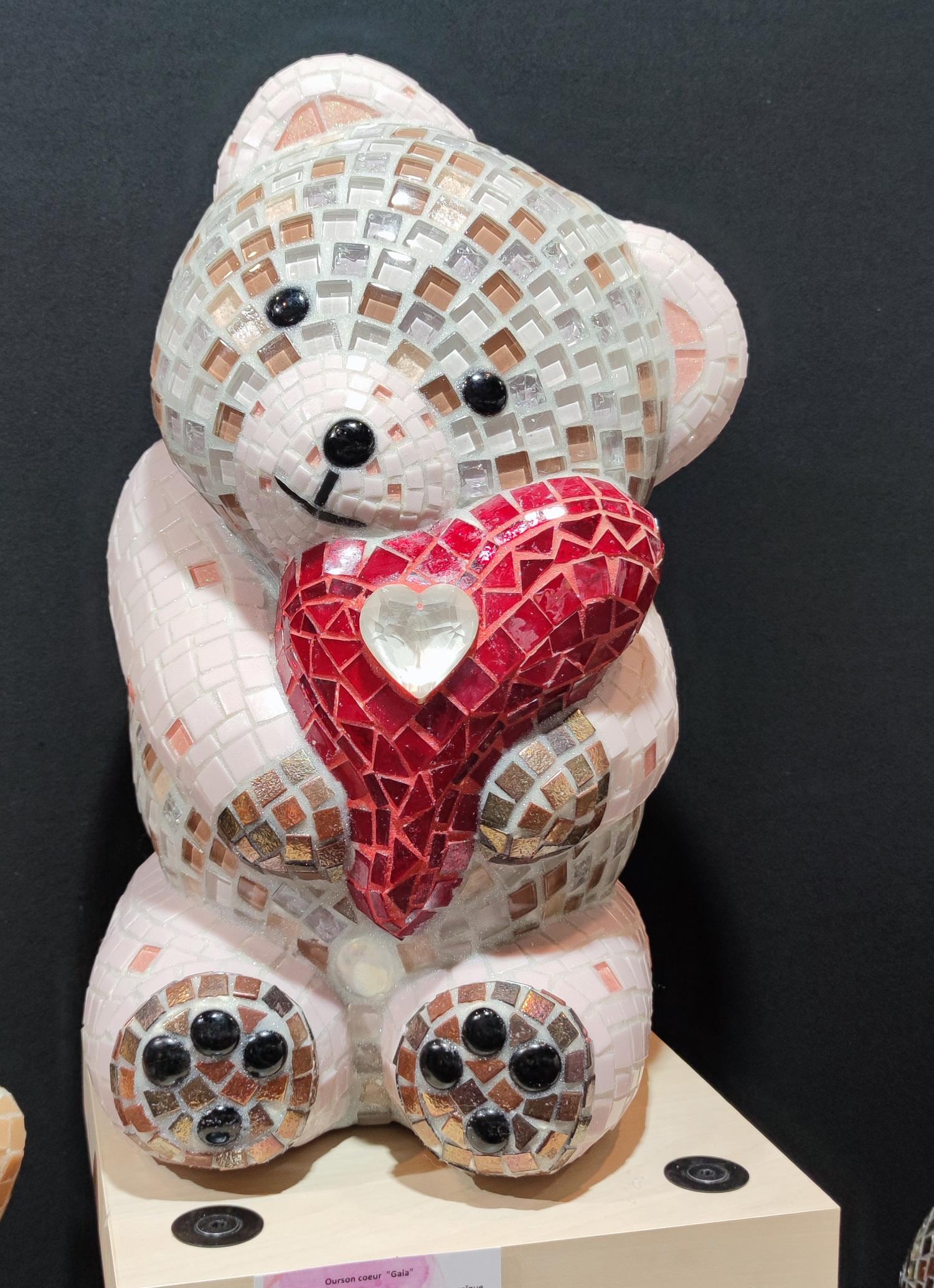 Gaia ourson avec un grand cœur- sculpture en mosaïque- sculpture d'art