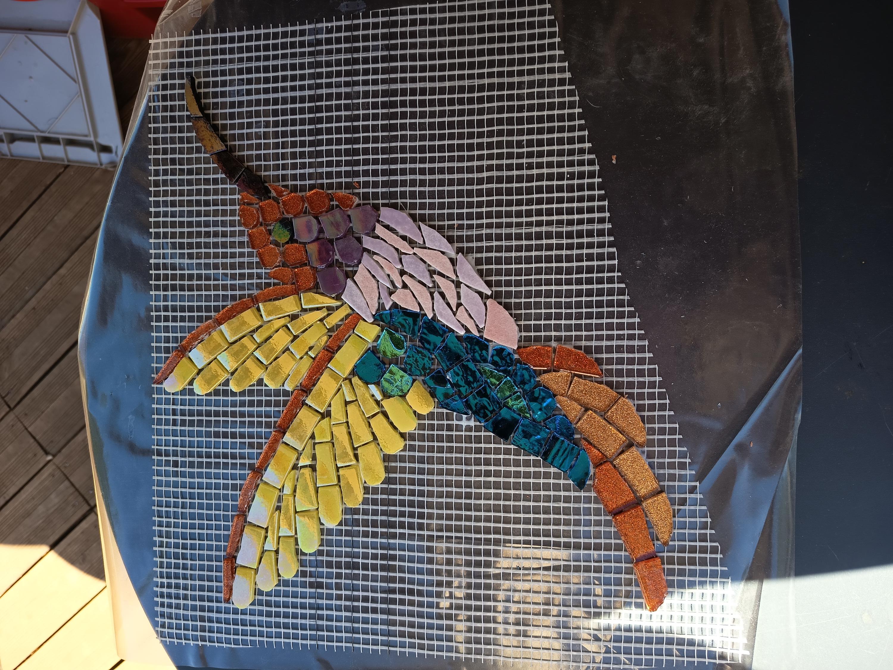 Colibri en mosaïque fait main – Décoration murale colorée en verre – Artisanat unique – Cadeau original nature et oiseaux