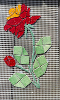 Rose rouge en mosaïque   sur filet -