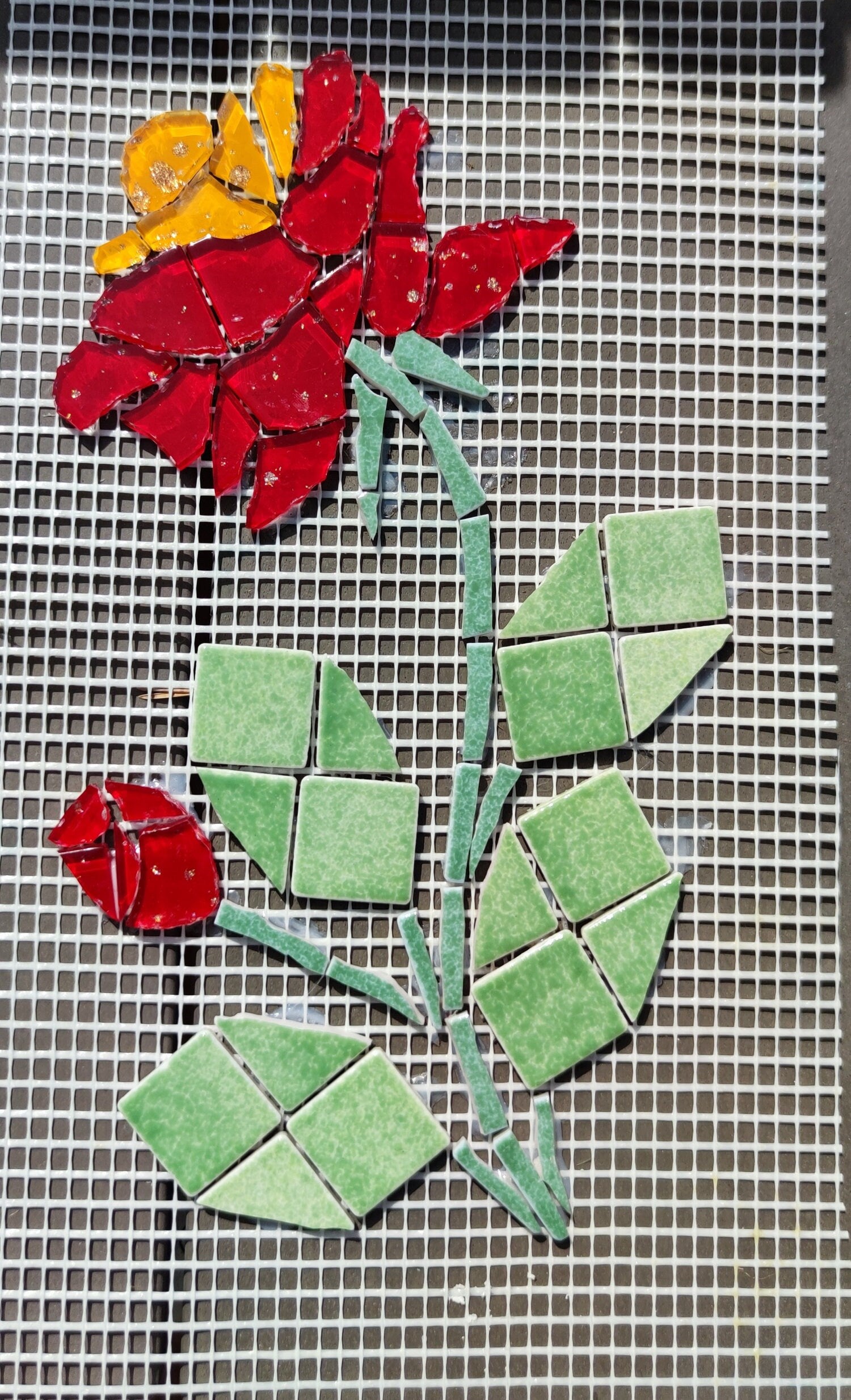 Rose rouge en mosaïque   sur filet -