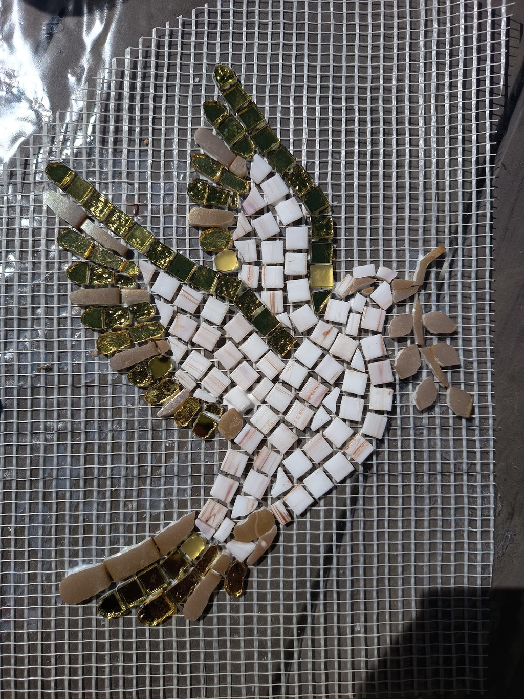 Colombe en mosaïque dorée fait main – Oiseau décoratif en verre – Déco murale élégante et lumineuse – Cadeau artisanal unique
