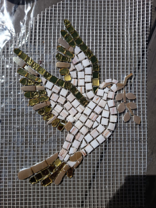 Colombe en mosaïque dorée fait main – Oiseau décoratif en verre – Déco murale élégante et lumineuse – Cadeau artisanal unique