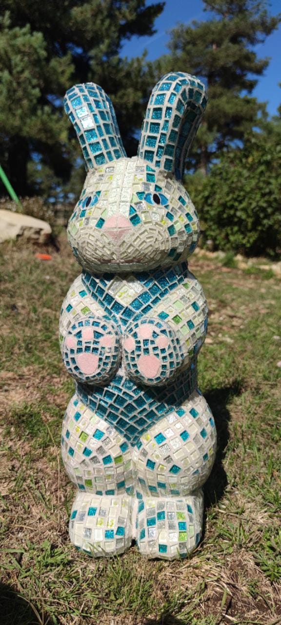 Sculpture lapin en mosaïque & verre – déco jardin ou intérieur – pièce unique fait main